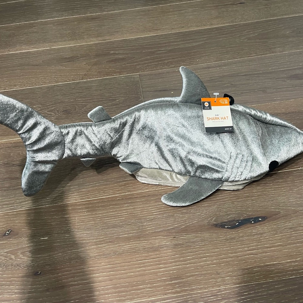 Target kids plush shark hat. NWT(1acc1)